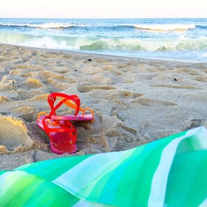 Playa en los alrededores, camastros y toallas de playa 