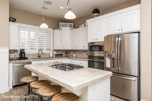 Fridge, microwave, oven, stovetop - Golf, Swim, Zion National Park, ATV/Razor Dunes & Trails, Clean Air & Blue Skies (Washington)