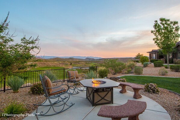 Outdoor dining - Golf, Swim, Zion National Park, ATV/Razor Dunes & Trails, Clean Air & Blue Skies (Washington)
