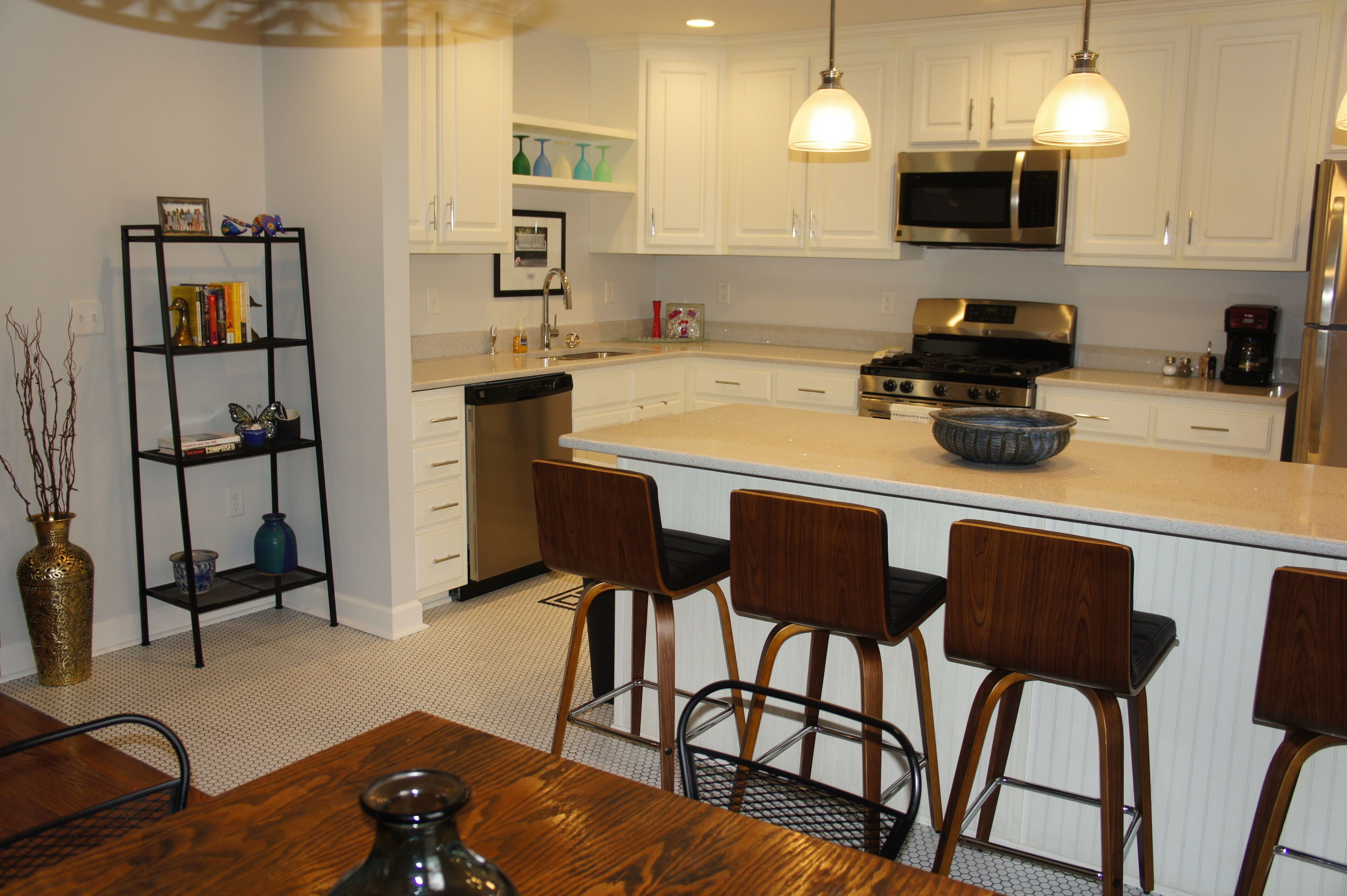 Less than 1 mi from Oxford Square, 2 B/1B double vanity, sleeper sofa, sleeps 6