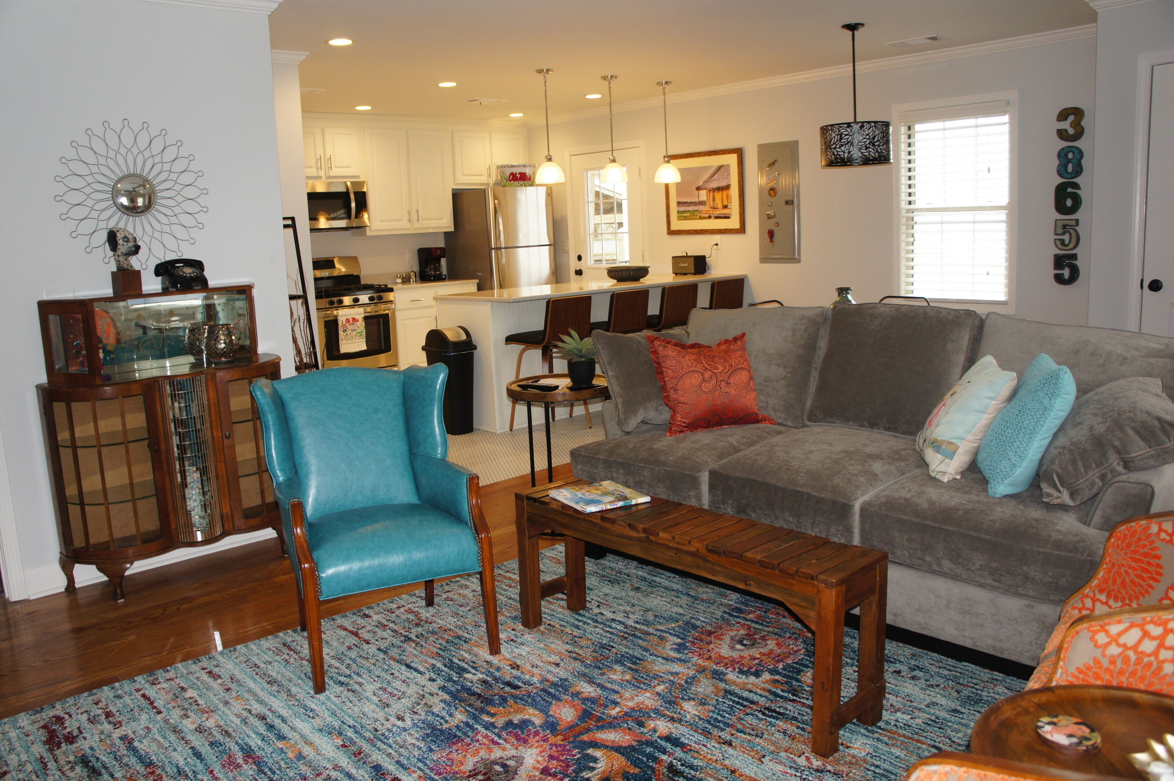 Less than 1 mi from Oxford Square, 2 B/1B double vanity, sleeper sofa, sleeps 6