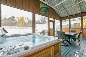 Outdoor dining - Warren Dunes - Large 2 Br-2 Bath, Hot Tub, Wbfpl , Next To Wineries (Bridgman)
