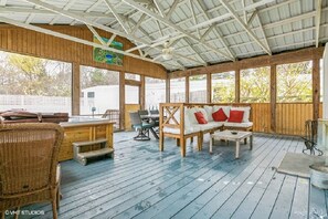 Outdoor dining - Warren Dunes - Large 2 Br-2 Bath, Hot Tub, Wbfpl , Next To Wineries (Bridgman)