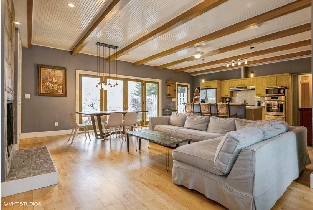 TV, fireplace, DVD player, books