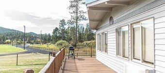 Dads Two Bedroom 1 Bath home and1 car garage. Walk to downtown Hill City, SD