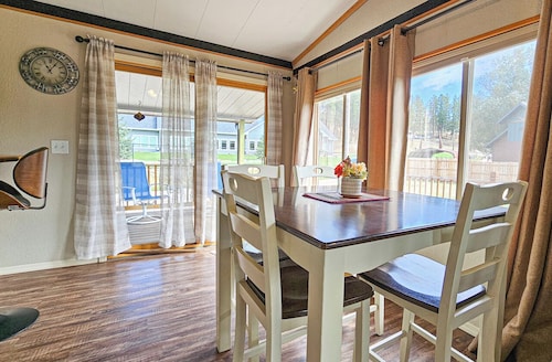 Dads Two Bedroom 1 Bath home and1 car garage. Walk to downtown Hill City, SD