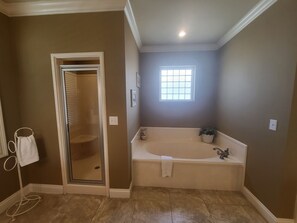 Combined shower/bathtub, jetted bath, hair dryer, towels - Gulf Shores - Directly on the Beach - Luxurious House for Families and Friends (Gulf Shores)