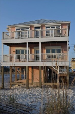 Exterior - Gulf Shores - Directly on the Beach - Luxurious House for Families and Friends (Gulf Shores)