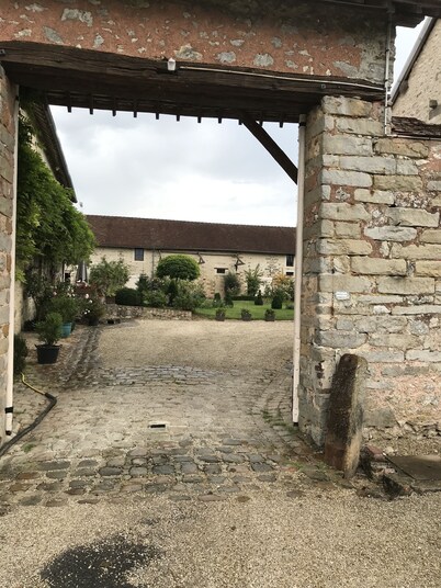 Charming cottage9 ha park with lake, toys/swing, ping pong. Paris 80km. Peche