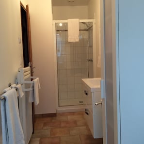 Douche, sèche-cheveux, serviettes fournies, savon