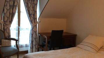 2 quartos, escrivaninha, ferros/tábuas de passar roupa