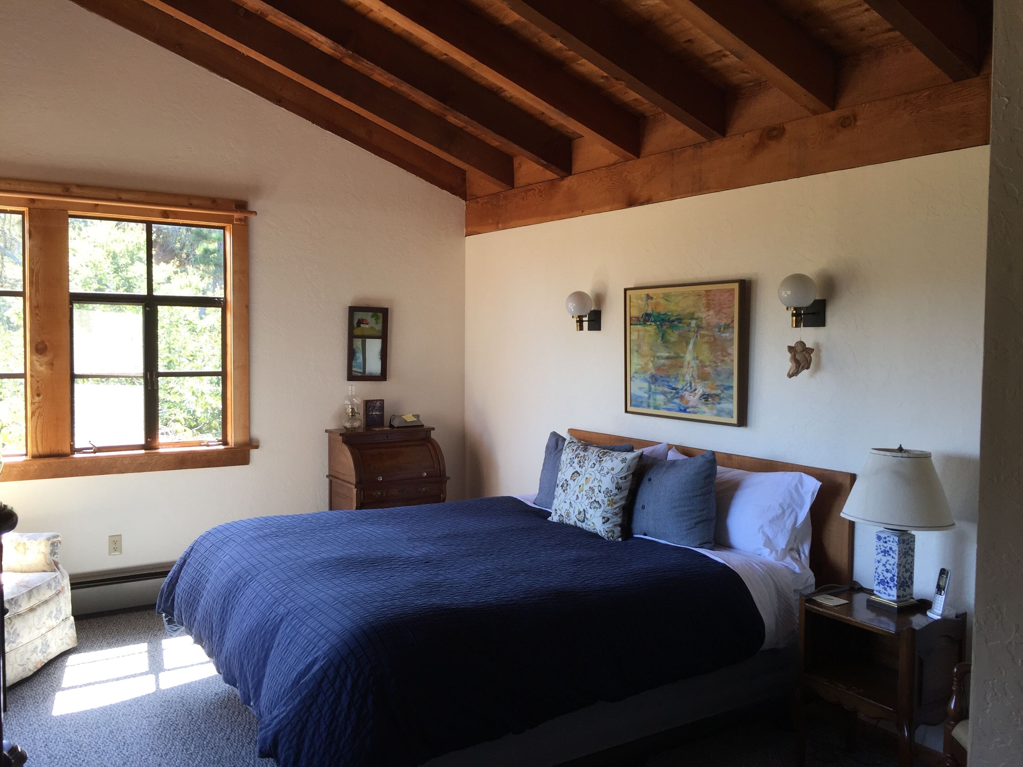 4 makuuhuonetta, työpöytä, ilmainen Wi-Fi, vuodevaatteet