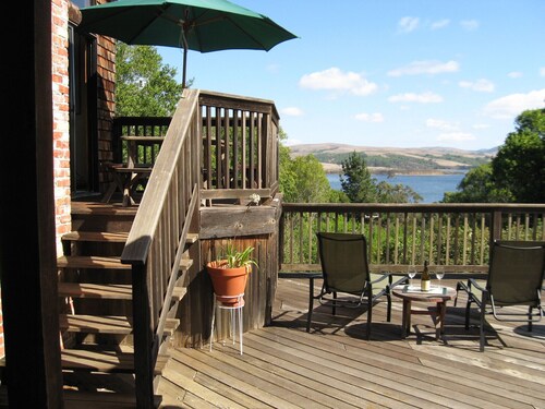 The Cliff House - Expansive Bay Views from an Open & Inviting House