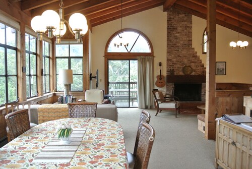 The Cliff House - Expansive Bay Views from an Open & Inviting House