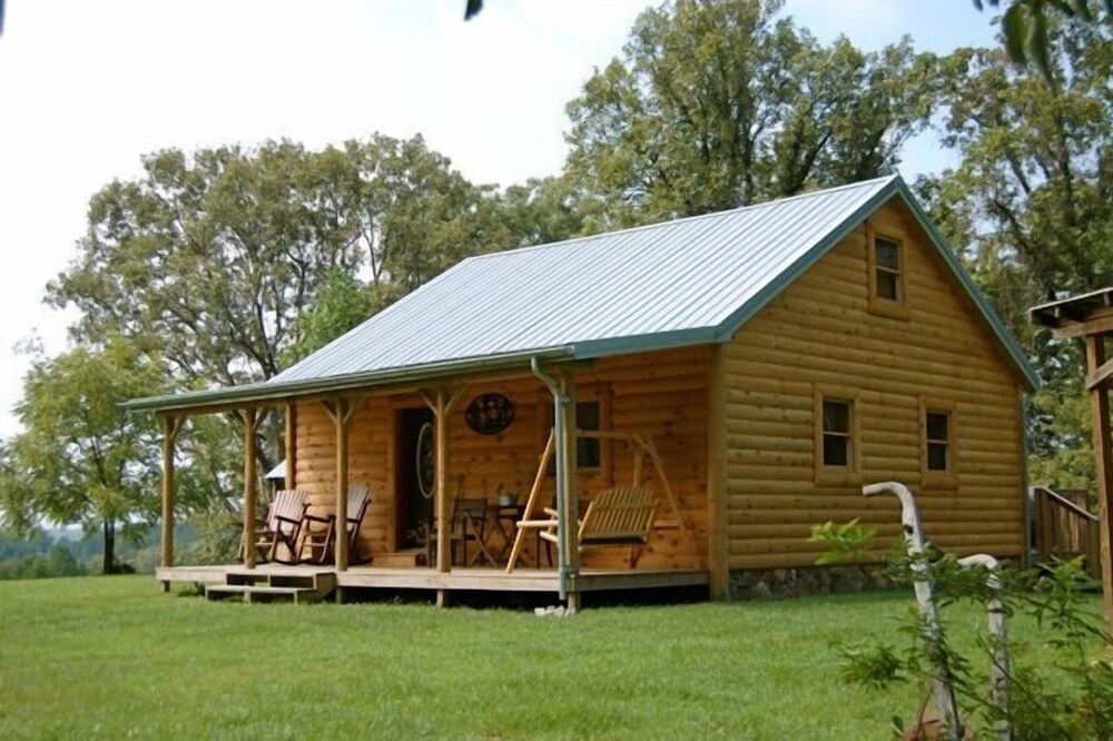 Peaceful Country Cabin with hot tub near Red River Gorge