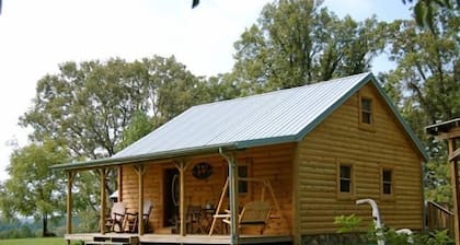 Peaceful Country Cabin with hot tub near Red River Gorge