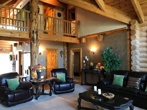 Luxury Log Home Retreat near Zion National Park