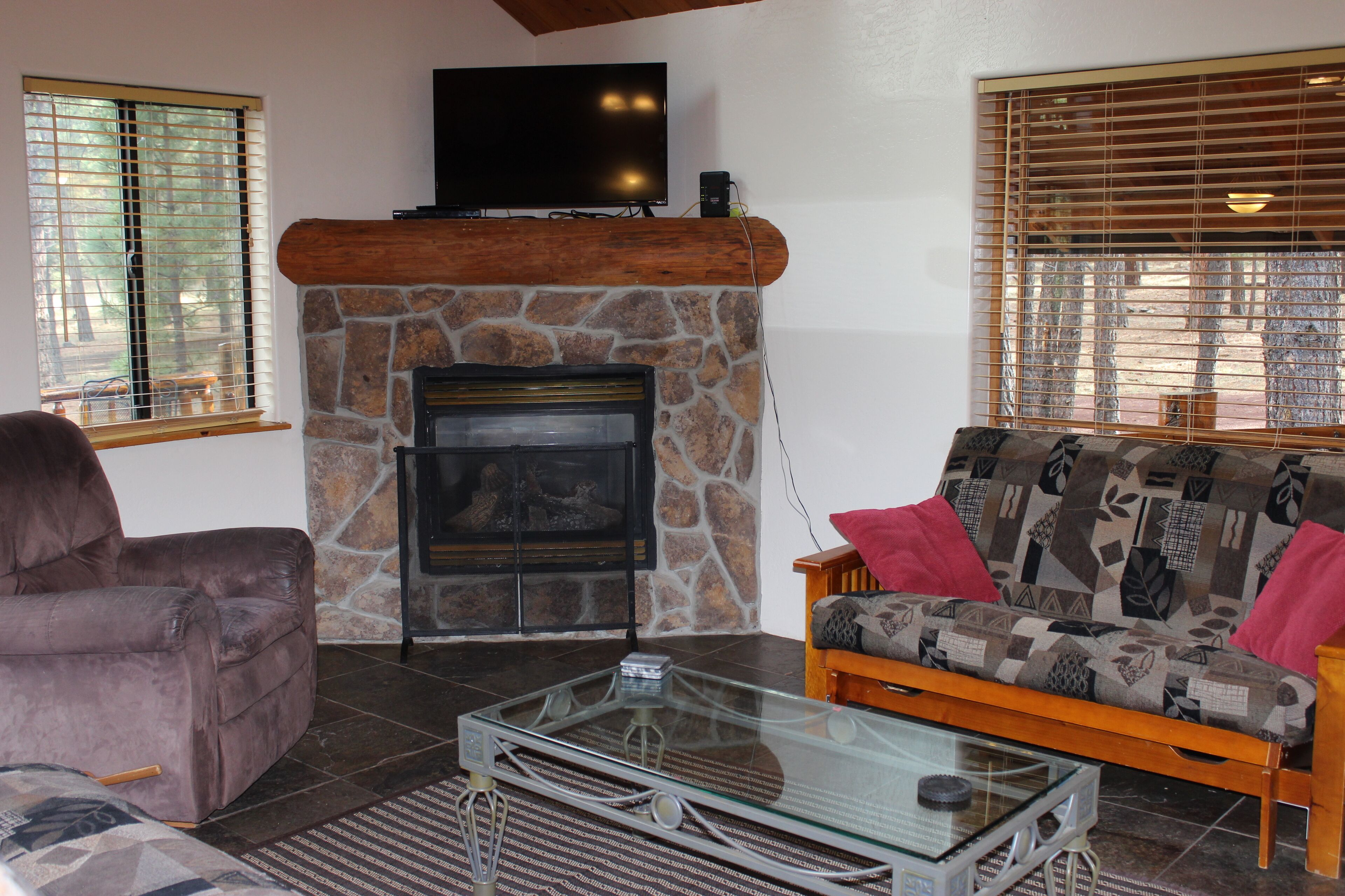 Lamar Cabin. Family & Pet Friendly! A short walk to the fabulous Greer Lakes!