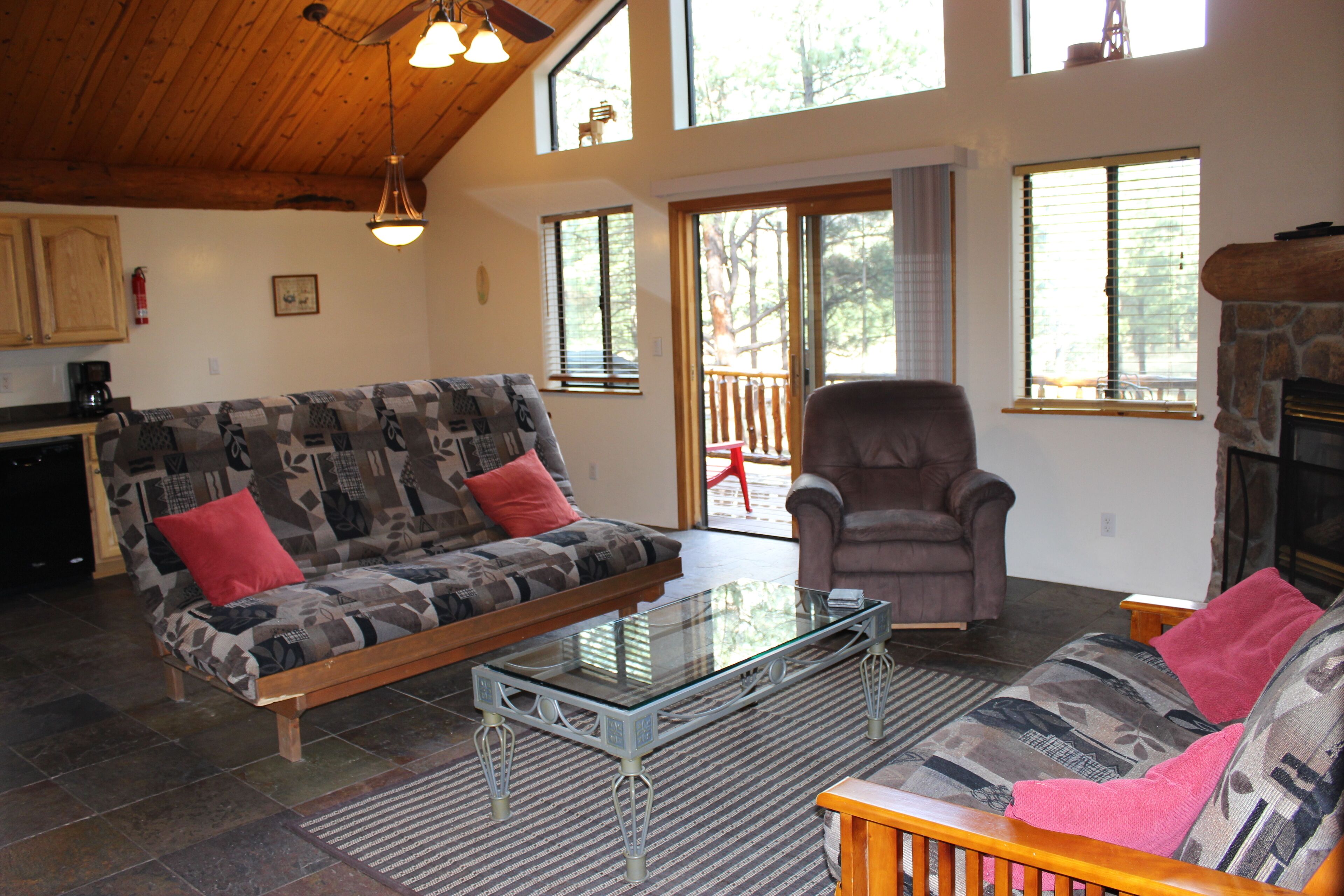 Lamar Cabin. Family & Pet Friendly! A short walk to the fabulous Greer Lakes!