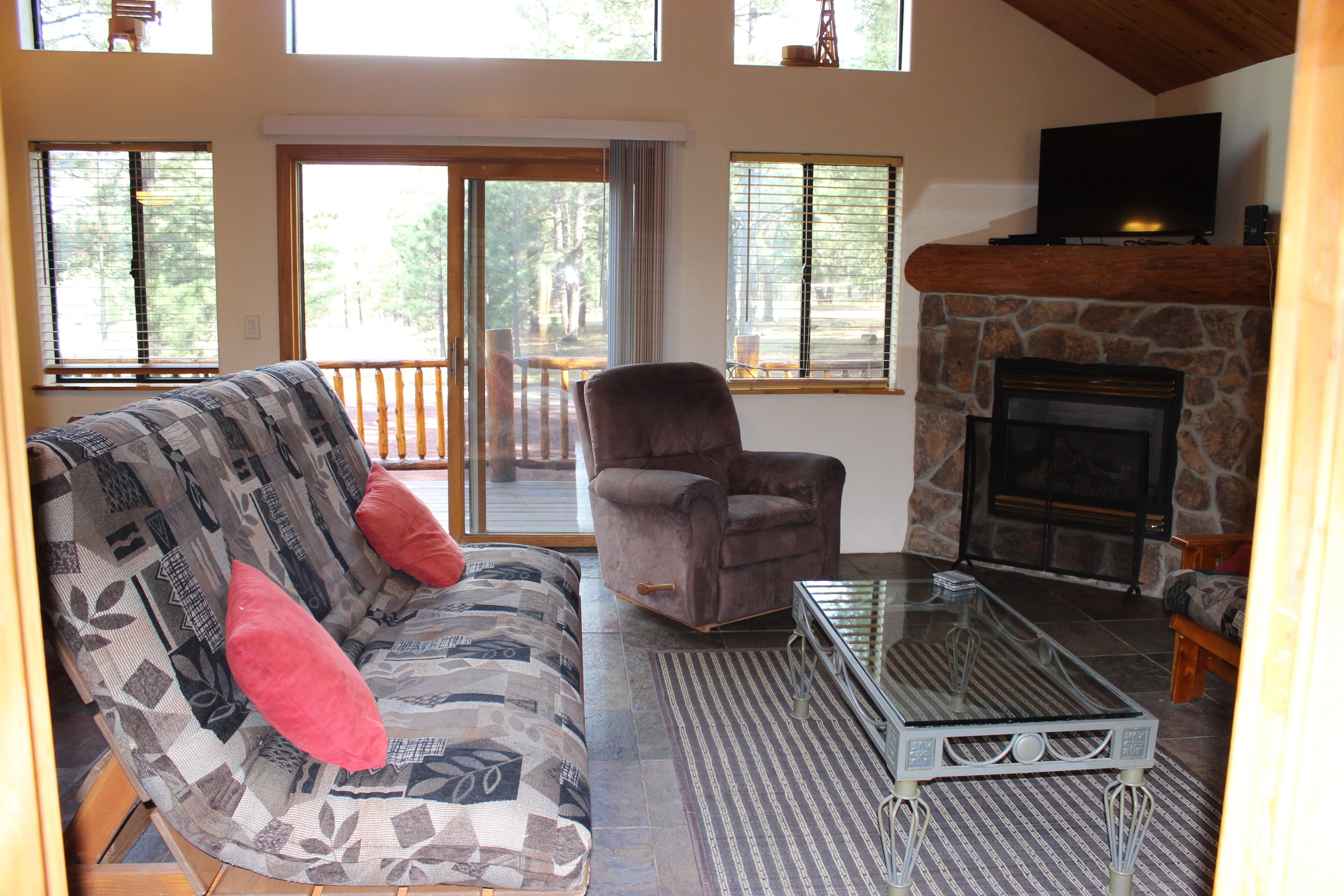 Lamar Cabin. Family & Pet Friendly! A short walk to the fabulous Greer Lakes!