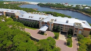 Un resort con varias construcciones, un puerto deportivo y un río.