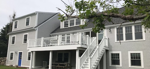  5 Bdrm Spectacular Walk To Hardings Beach Ocean View Home  
