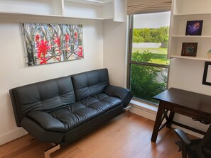 Smart TV, fireplace, books, offices - Modern Austin Retreat Getaway - exquisite home! (Round Rock)