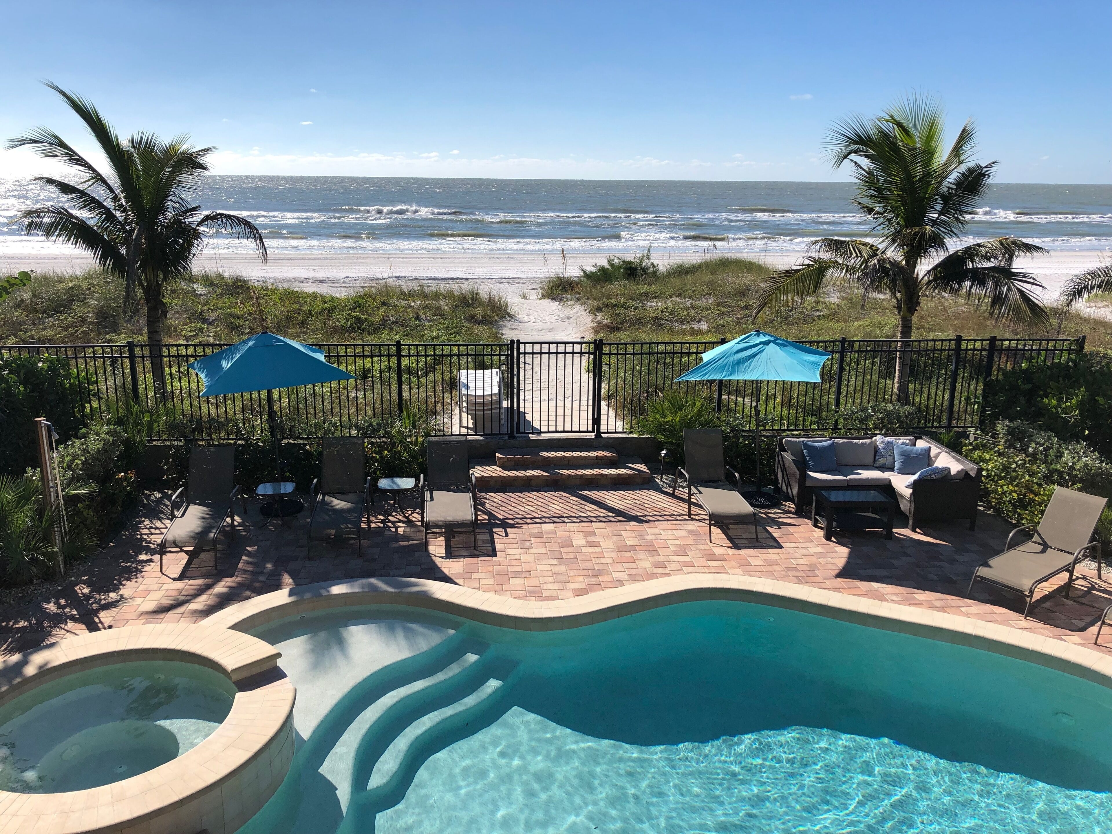 SALE! Dolphin Cabin at Casa Gia Boutique Condo directly on sand w/ pool& hot tub