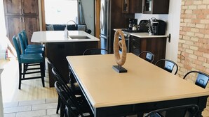 Comedor con una gran mesa, sillas y una araña.
