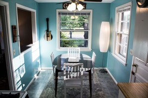 Dining - Cozy Cottage Near the Airport ((3 min to airport)) (Nashville)