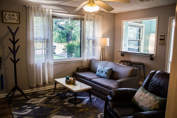 Smart-tv, dvd-spelare, böcker och ett filmbibliotek