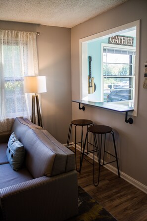 Smart-tv, dvd-spelare, böcker och ett filmbibliotek