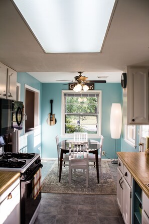 Kylskåp, mikrovågsugn, ugn och spishäll