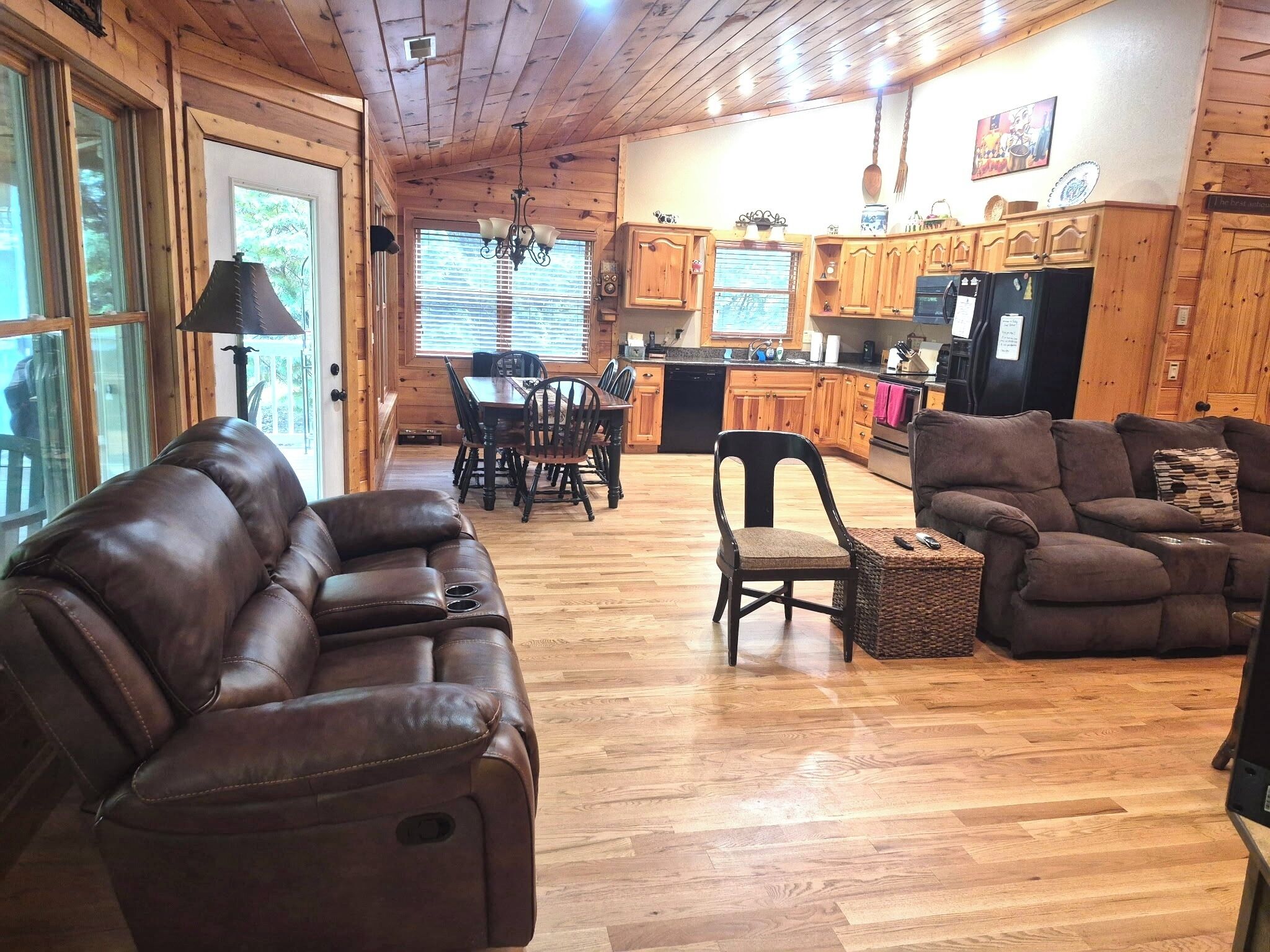 Smart TV, fireplace, DVD player, books
