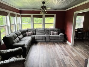 Smart TV, fireplace, DVD player, ping pong - Breathtaking Country Paradise with hot tub  where you can unplug in nature  (Beechgrove)