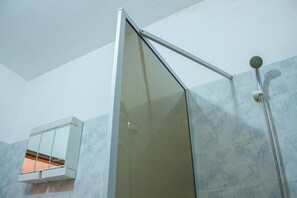 Superior Suite | Bathroom | Deep soaking tub, hair dryer, towels - Residence Gogo Sara (Dakar)