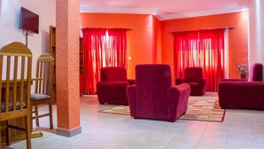 Superior Suite | Living area | Flat-screen TV - Residence Gogo Sara (Dakar)