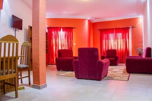 Suite Superior | Area keluarga | TV layar datar