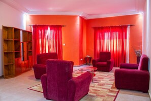 Superior Suite | Living area | Flat-screen TV - Residence Gogo Sara (Dakar)