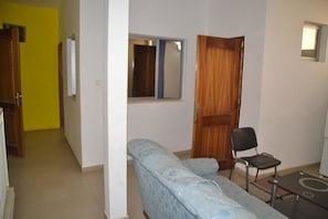 Studio | Living area | Flat-screen TV - Residence Gogo Sara (Dakar)
