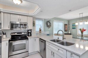 Fridge, microwave, oven, stovetop - Lovely condo steps to beach…wow sunsets.. (Indian Shores)