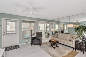 Smart TV - Lovely condo steps to beach…wow sunsets.. (Indian Shores)