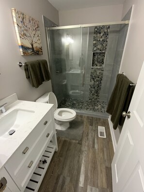 Combined shower/tub, hair dryer, towels - Bargain housing Minutes from Tryon International Equestrian Center (Tryon)