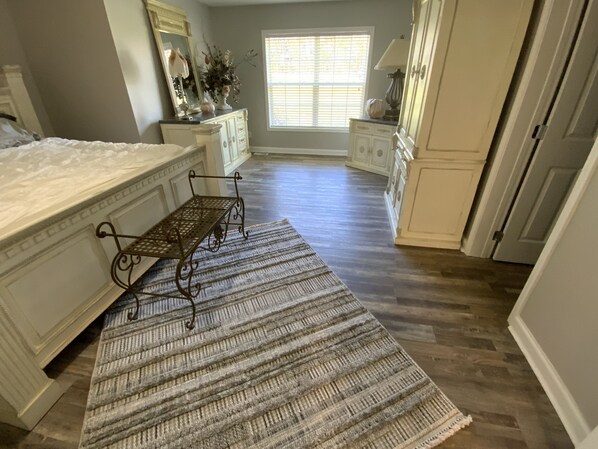 4 habitaciones, tabla de planchar con plancha, wifi y ropa de cama 