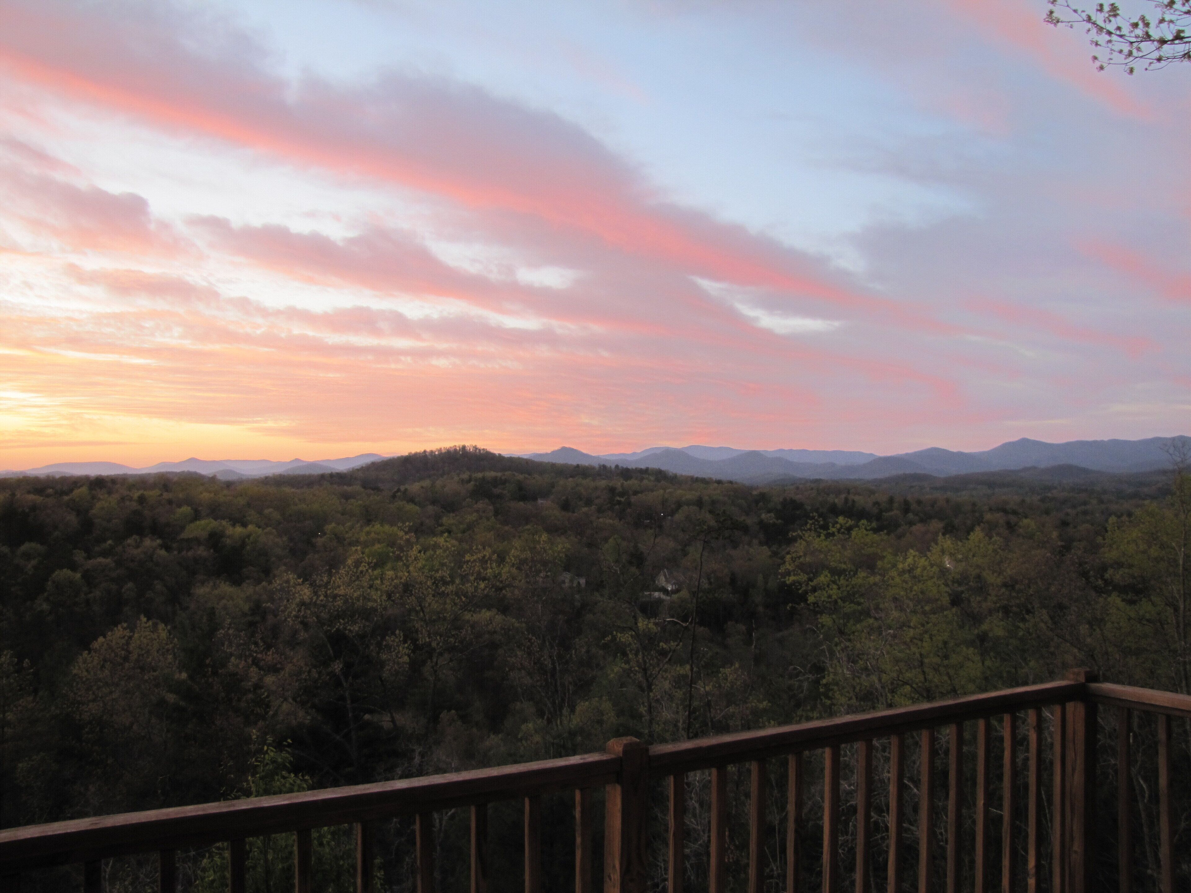 40+ Mile Mountain Sunset View near Murphy RiverWalk, Casino, Folk School, Pet OK