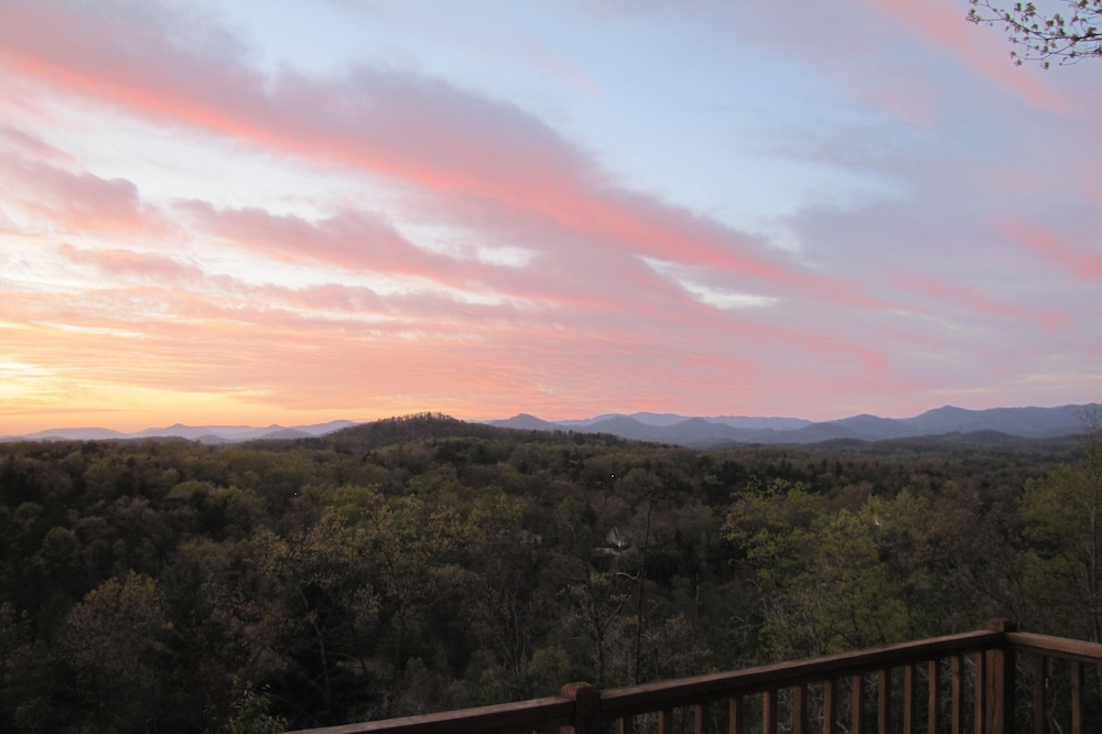 40+ Mile Mountain Sunset View near Murphy RiverWalk, Casino, Folk School, Pet OK