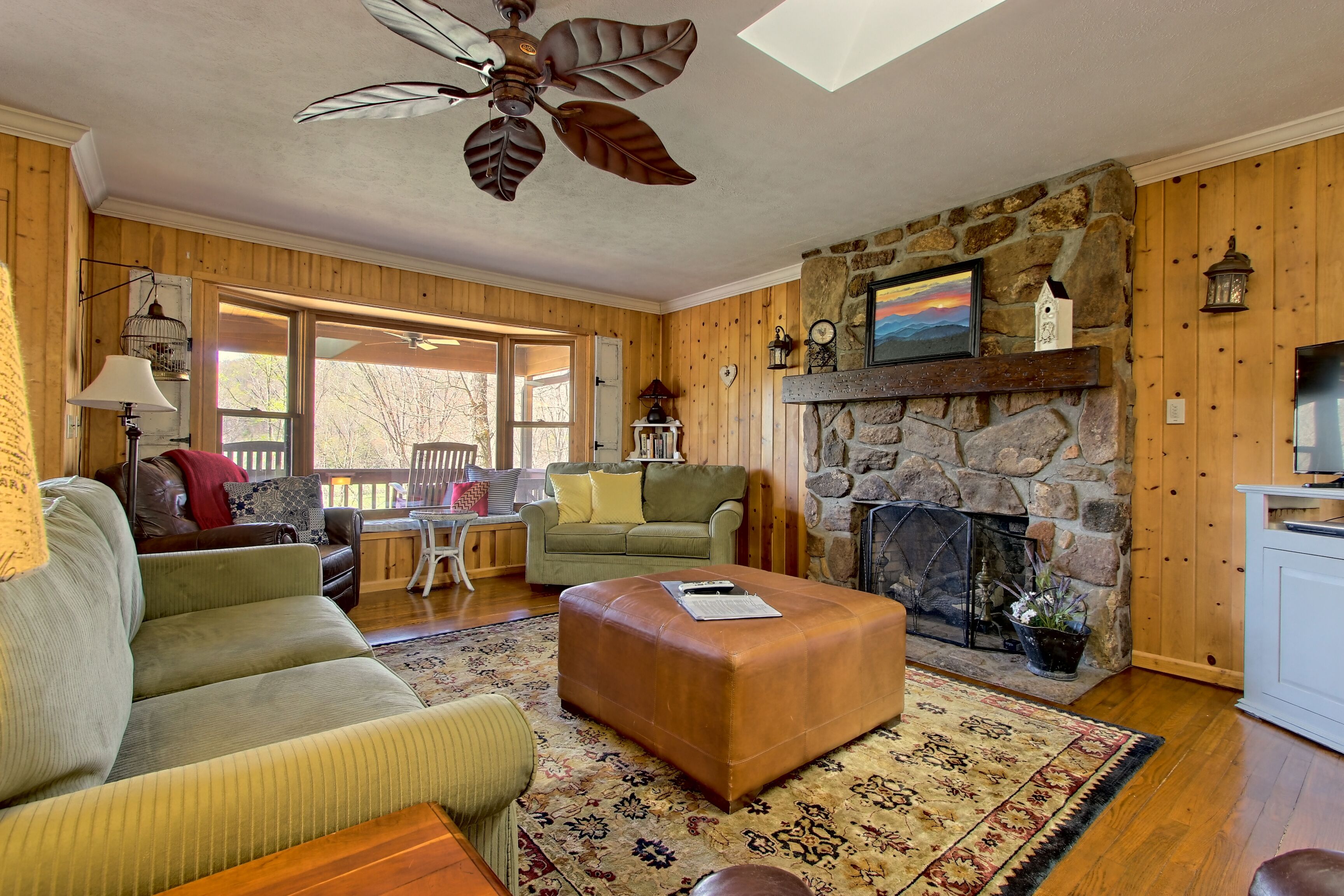 All KING BEDS in the bedrooms. Mountain Views, Pets OK, WiFi, Sat TV, Firepit