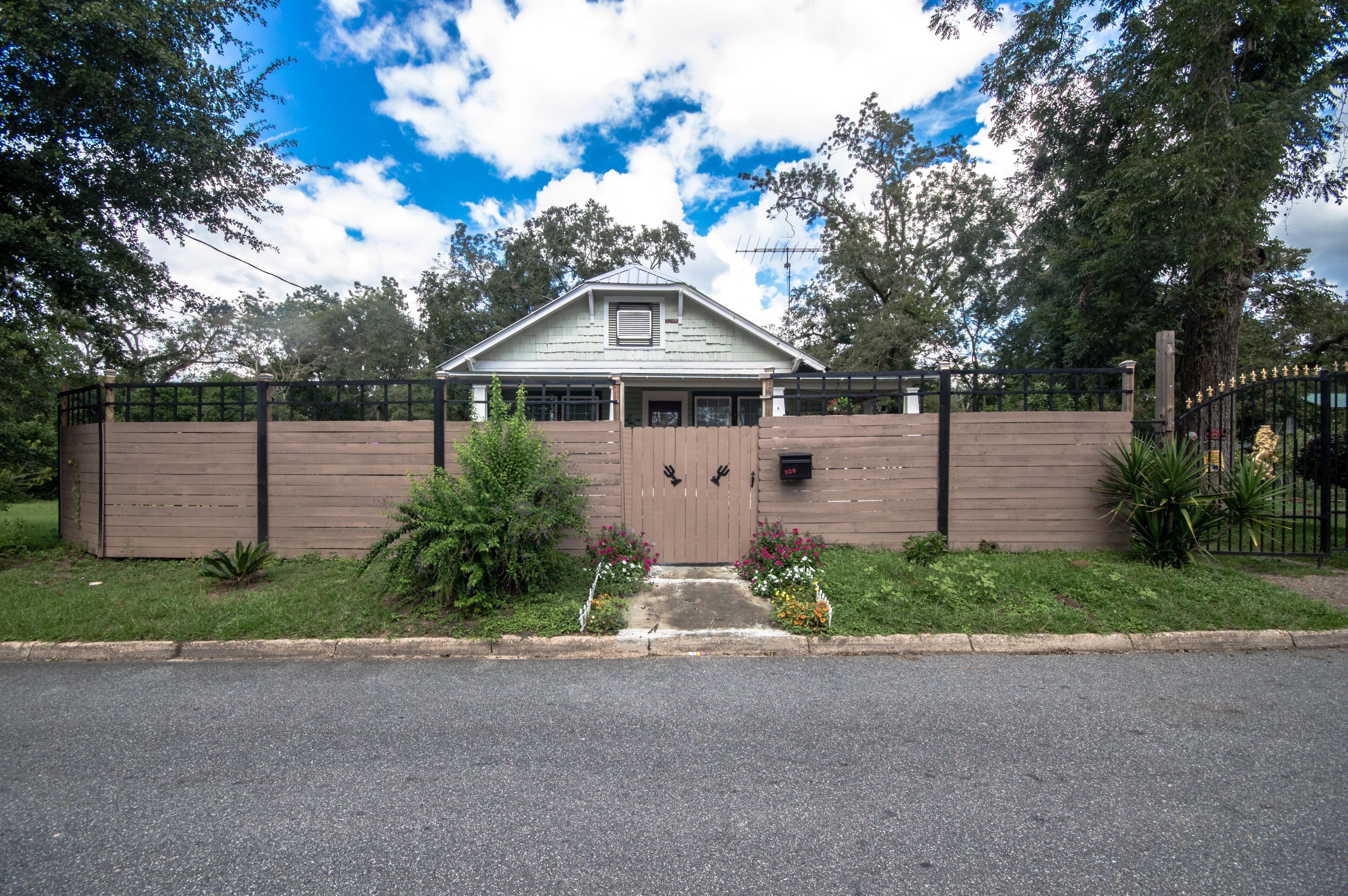 Sloane's Garden Home - Downtown-Executive Home