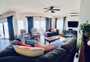 Een smart-tv, een dvd-speler, boeken en een stereo