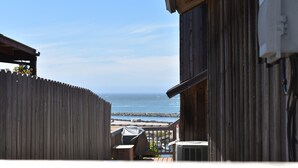 Un edificio de madera con vista al océano.